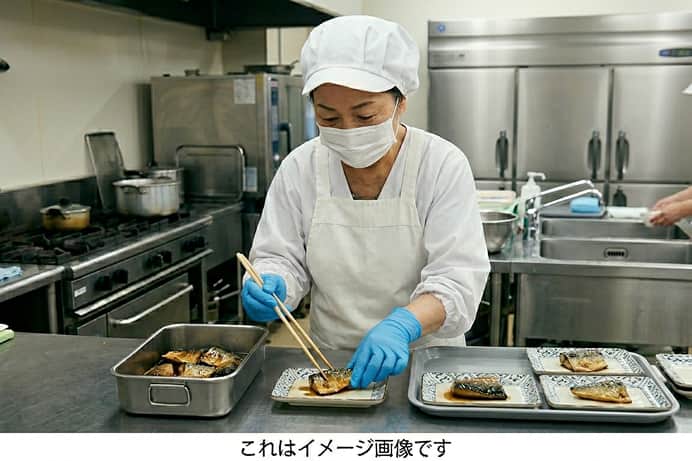 厨房で食事を確認するイメージ